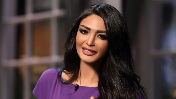 “لن أتنازل عن صلاتي بسبب المكياج” .. سالي عبد السلام تتحدث دفاعًا عن موقفها بشأن الصلاة المثيرة للجدل.