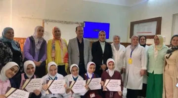 تقدير الطالبات المتميزات في مدرسة رأس التين الثانوية للتمريض خلال احتفالات اليوم العالمي للتمريض