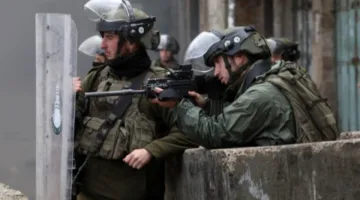 الجيش الإسرائيلي يقتل أربعة فلسطينيين بعد محاصرتهم داخل منزل في شمال الضفة الغربية ويحتجز جثامينهم.