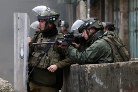 الجيش الإسرائيلي يقتل أربعة فلسطينيين بعد محاصرتهم داخل منزل في شمال الضفة الغربية ويحتجز جثامينهم. الجيش الإسرائيلي يقتل أربعة فلسطينيين بعد محاصرتهم داخل منزل في شمال الضفة الغربية ويحتجز جثامينهم.