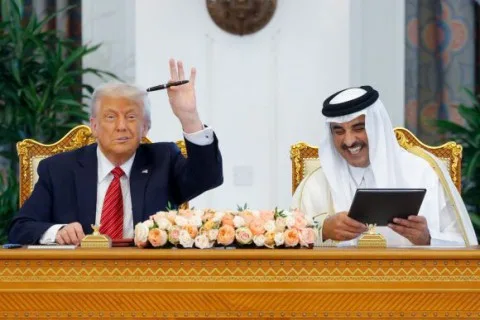 ترامب: الشرع شابٌ قوي وجذاب ينتمي لماضٍ قوي، ومقاتل حقيقي، وسيعترف بـ”إسرائيل” عندما يتحقق الأمن في بلاده. ترامب: الشرع شابٌ قوي وجذاب ينتمي لماضٍ قوي، ومقاتل حقيقي، وسيعترف بـ”إسرائيل” عندما يتحقق الأمن في بلاده.