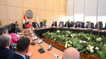 الوزير يستعرض طرق تحسين خدمات جمع النفايات الصلبة من السفن المارة عبر القناة