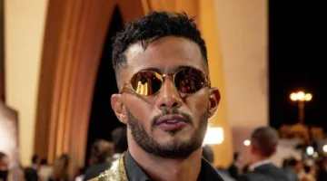 محمد رمضان يتحدث مع والدته في مكالمة فيديو مؤثرة: “كنتِ أول من صدق بموهبتي”