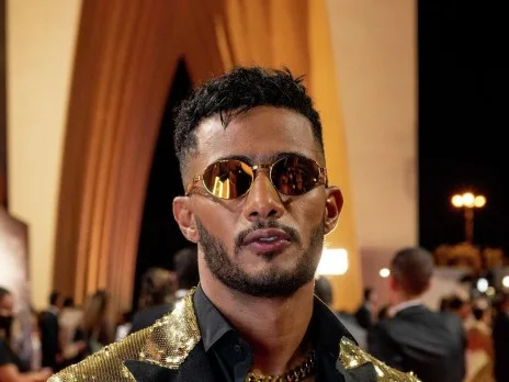 محمد رمضان يتحدث مع والدته في مكالمة فيديو مؤثرة: “كنتِ أول من صدق بموهبتي” محمد رمضان يتحدث مع والدته في مكالمة فيديو مؤثرة: “كنتِ أول من صدق بموهبتي”