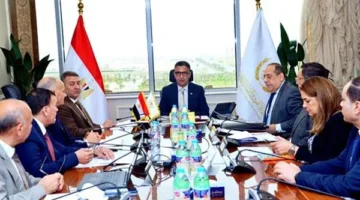 وزير التموين يناقش مع رؤساء شركتي النيل والإسكندرية خطط تحسين الفروع وتوفير المنتجات الأساسية.