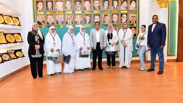 محافظ الدقهلية يوزع تأشيرات وتذاكر الحج على مجموعة من حجاج الجمعيات الخيرية محافظ الدقهلية يوزع تأشيرات وتذاكر الحج على مجموعة من حجاج الجمعيات الخيرية