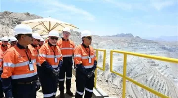 رئيس الوزراء يزور موقع المنجم المفتوح من أعلى قمة جبل «السكرى»