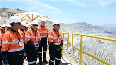 رئيس الوزراء يزور موقع المنجم المفتوح من أعلى قمة جبل «السكرى»