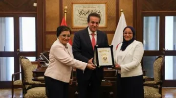 وزير الصحة يقدّم تكريمًا للدكتورة “تغريد معروف” رئيسة قسم النساء والتوليد في مستشفى المنيرة