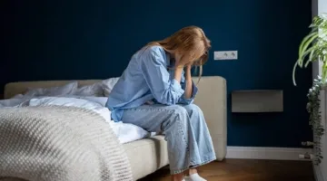 لماذا نصاب بالصداع بعد فترة نوم طويلة؟ الأسباب وطرق العلاج