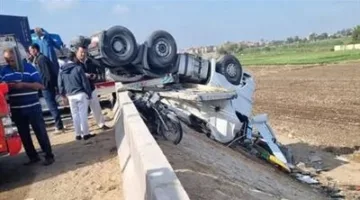 مقتل 4 أفراد وإصابة 11 آخرين.. كل التفاصيل حول حادث تصادم ميني باص بعمود على الطريق الأوسطي