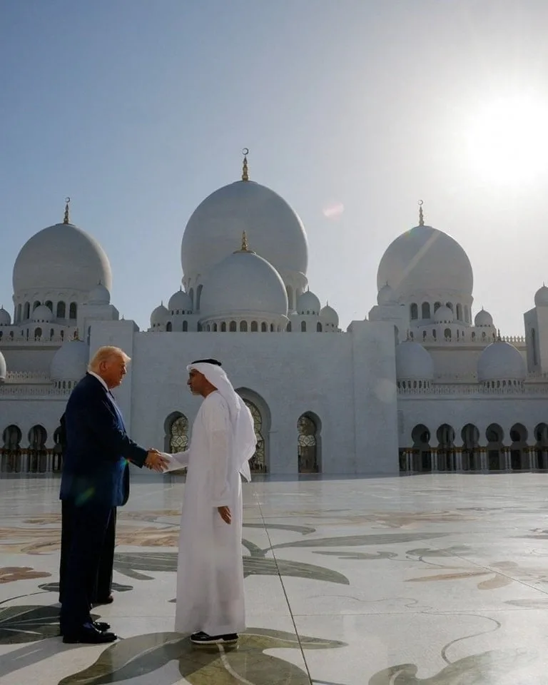 ترامب يتفقد جامع الشيخ زايد في أبوظبي مع الشيخ خالد بن محمد بن زايد ترامب يتفقد جامع الشيخ زايد في أبوظبي مع الشيخ خالد بن محمد بن زايد