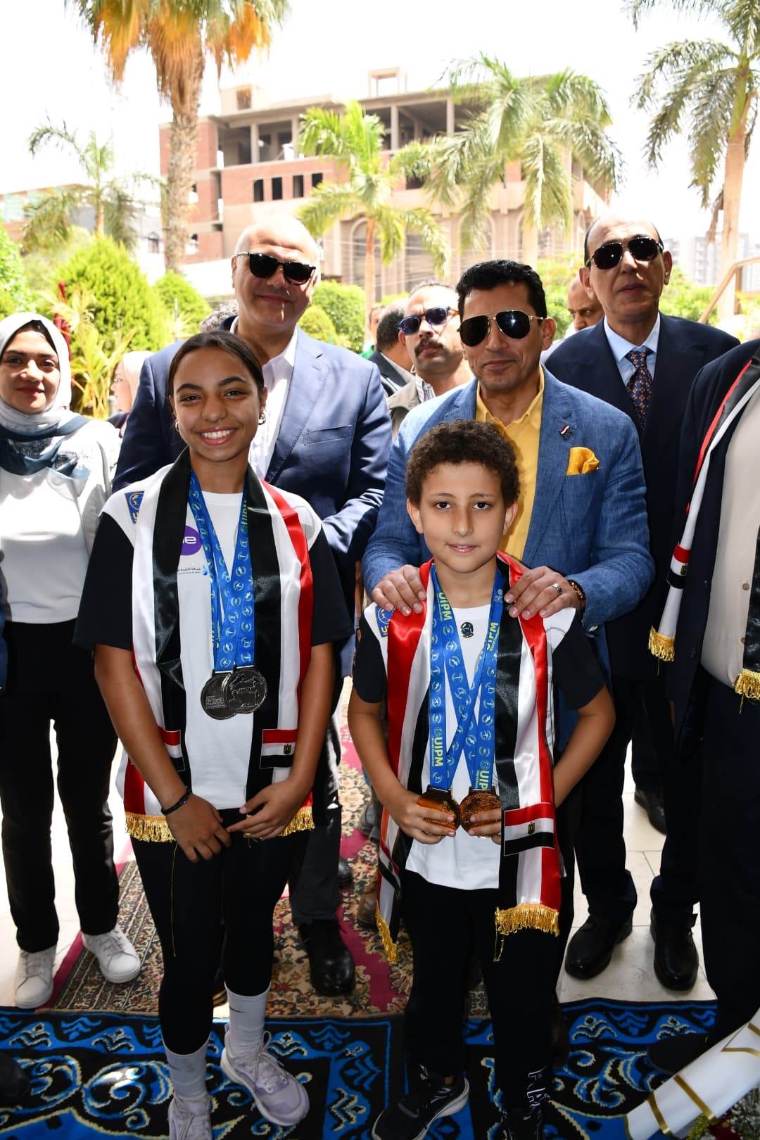 وزير والمحافظ مع الأطفال الابطال