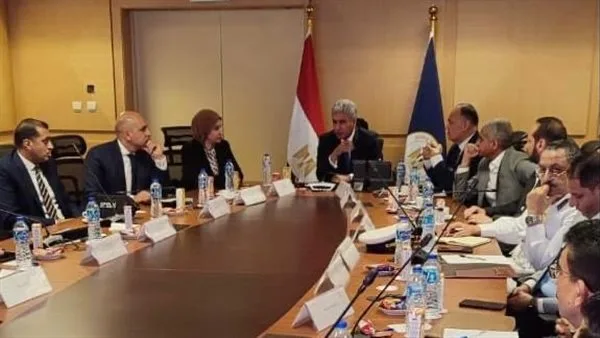 وزير السياحة والآثار يستعرض النظام الجديد للحصول على التأشيرة الطارئة في المطارات المصرية وزير السياحة والآثار يستعرض النظام الجديد للحصول على التأشيرة الطارئة في المطارات المصرية