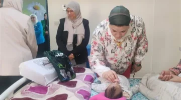 رئيسة المجلس القومي للأمومة والطفولة تلتقي الأطفال الفلسطينيين القادمين من غزة في مستشفى العريش العام