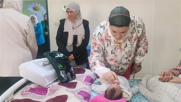 رئيسة المجلس القومي للأمومة والطفولة تلتقي الأطفال الفلسطينيين القادمين من غزة في مستشفى العريش العام