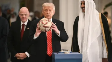 أمير قطر يقدم لترامب كرة كأس العالم لتسليمها لمونديال الولايات المتحدة (فيديو)