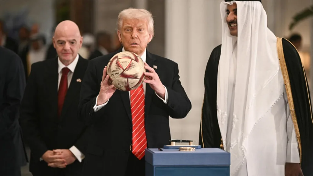 أمير قطر يقدم لترامب كرة كأس العالم لتسليمها لمونديال الولايات المتحدة (فيديو) أمير قطر يقدم لترامب كرة كأس العالم لتسليمها لمونديال الولايات المتحدة (فيديو)