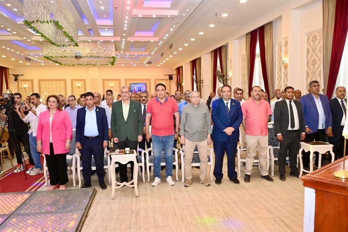 اتحاد نقابات عمال الفيوم يكرم العامل المثالي بشركة مياه الشرب بالفيوم