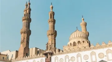 ما هو رأي المفتي بشأن حديث القائمين على المسجد أثناء خطبة الجمعة لتنظيم الناس؟