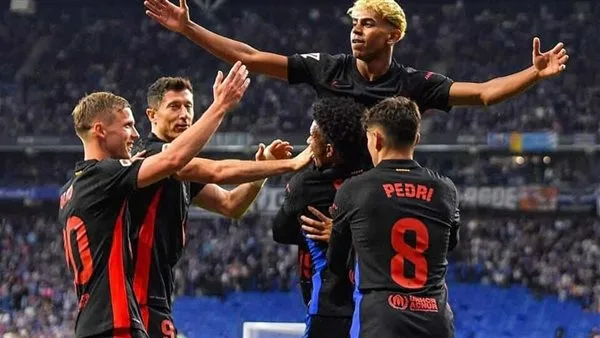 برشلونة يتوج بلقب الدوري الإسباني للمرة 28 بعد الفوز الكبير على إسبانيول في خارج ملعبه برشلونة يتوج بلقب الدوري الإسباني للمرة 28 بعد الفوز الكبير على إسبانيول في خارج ملعبه