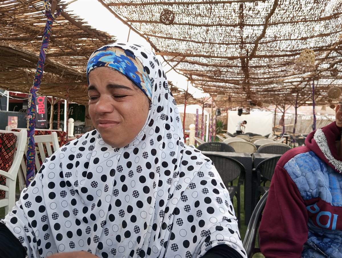 الام تبكي ابنها الصغير