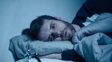 بحث يكشف عن أسباب الصداع بعد فترات النوم الطويلة