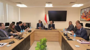 وزير السياحة والآثار يستعرض سُبُل تسريع إصدار التراخيص الخاصة بوزارة الري للمشاريع السياحية.