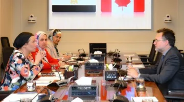 وزيرة البيئة تجتمع بالسفير الكندي في القاهرة لمناقشة تعزيز الشراكة.