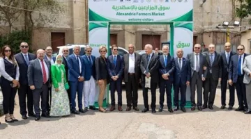 رئيس غرفة التجارة بالقاهرة يزور “سوق المزارعين” في الإسكندرية