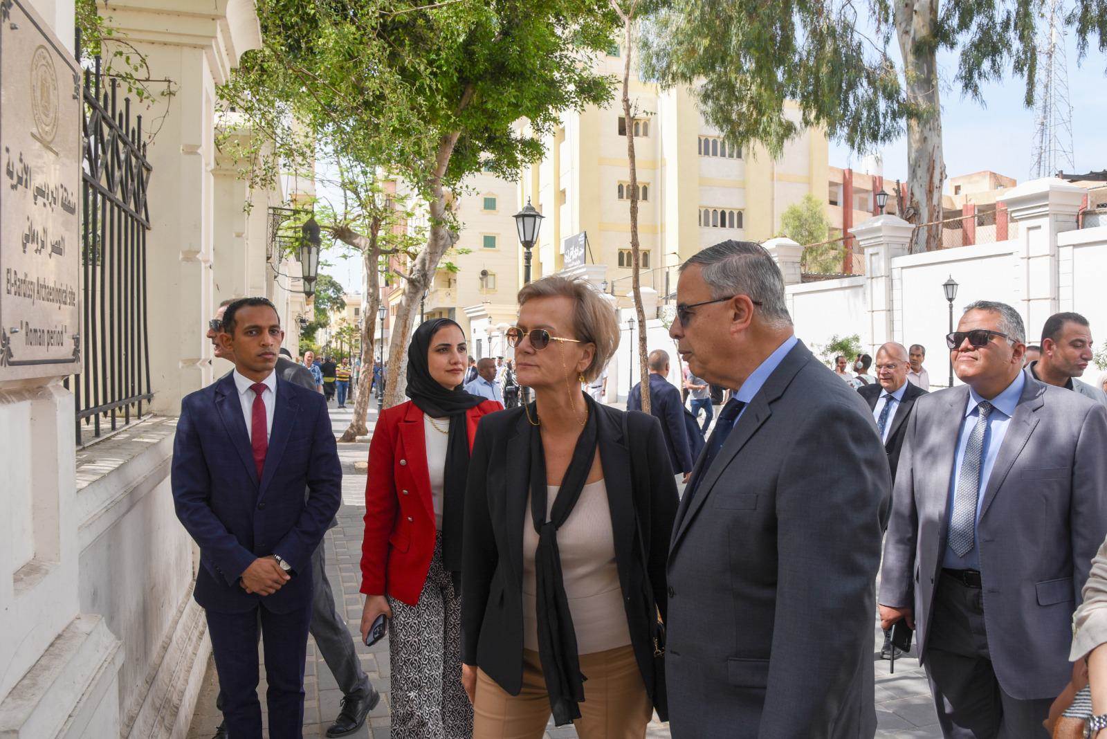 محافظ الإسكندرية وسفيرة الاتحاد الأوروبي يتفقدان مشروع إحياء شارع النبي دانيال التراثي