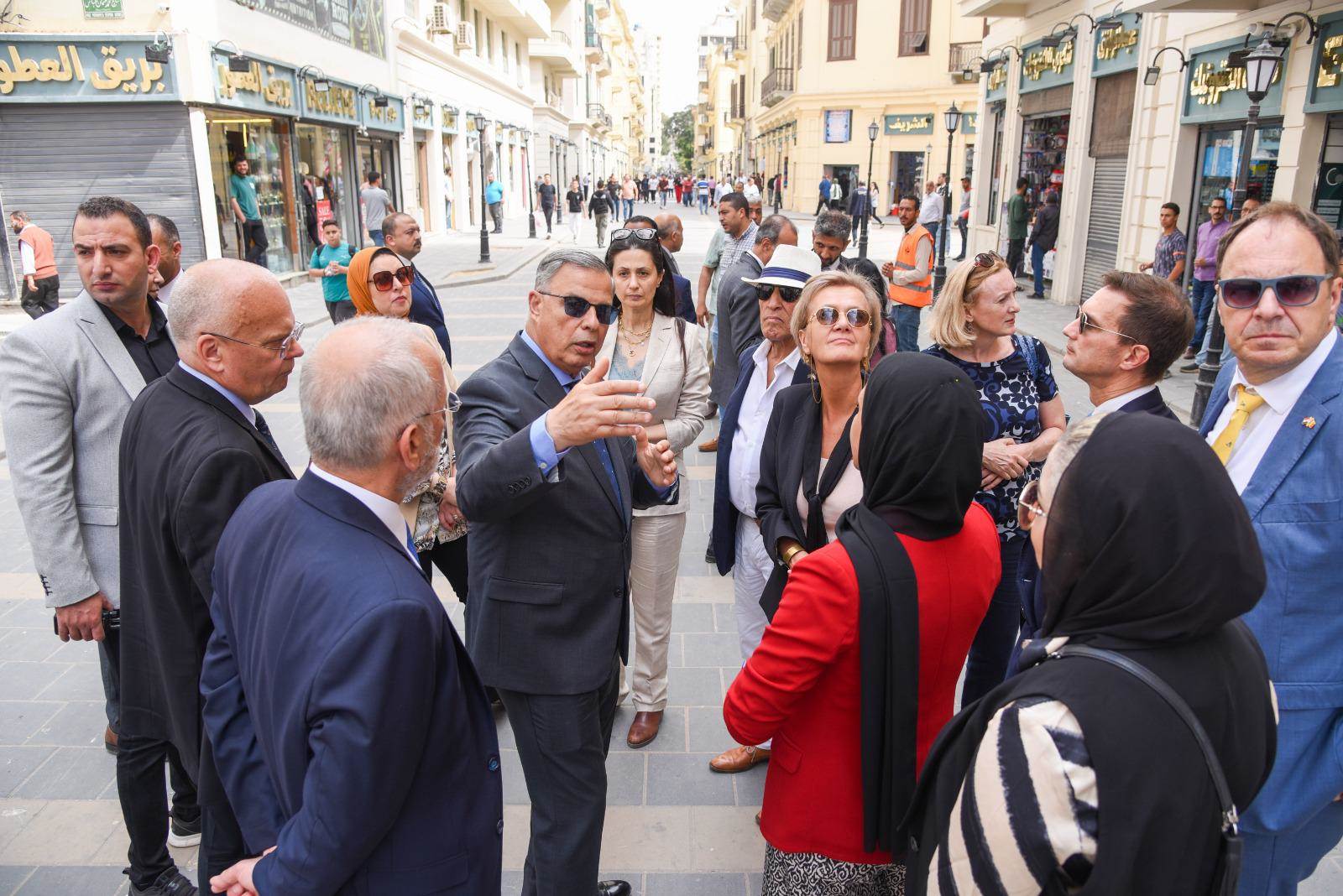 محافظ الإسكندرية وسفيرة الاتحاد الأوروبي يتفقدان مشروع إحياء شارع النبي دانيال التراثي