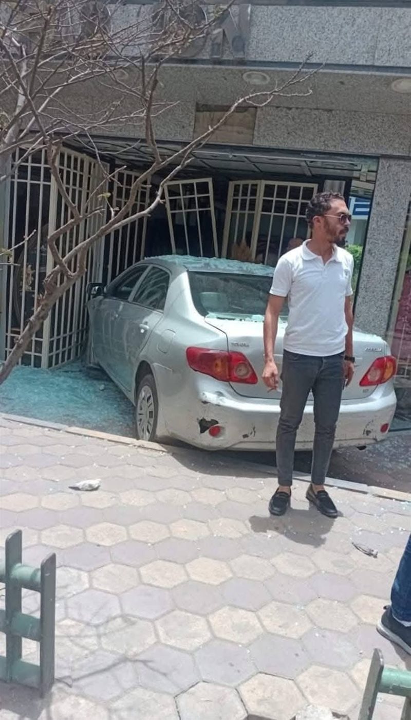السيارة اقتحمت المحل