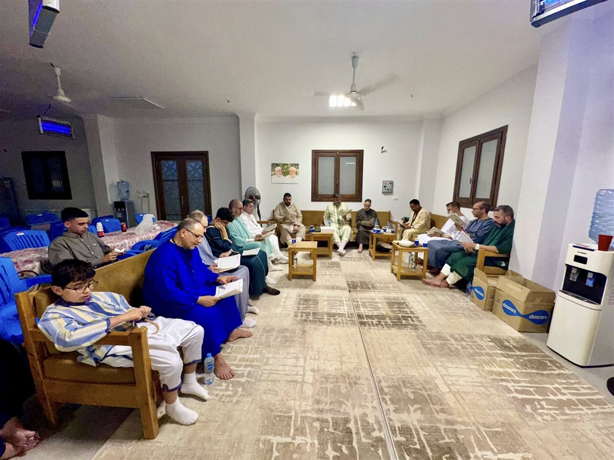 وفد صوفى مغربى يزور ضريح القطب أبوالحسن الشاذلى فى البحر الأحمر