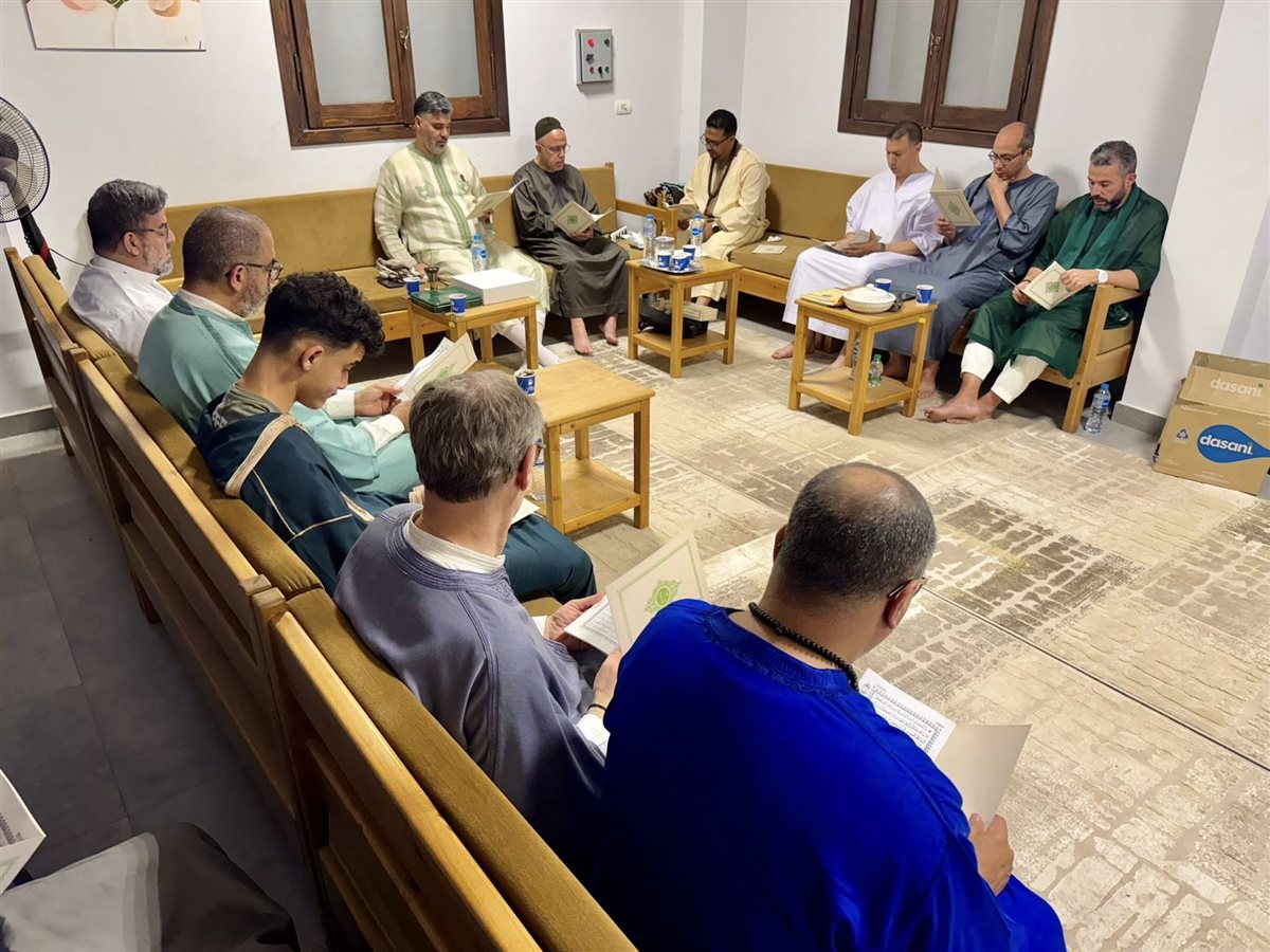 وفد صوفى مغربى يزور ضريح القطب أبوالحسن الشاذلى فى البحر الأحمر