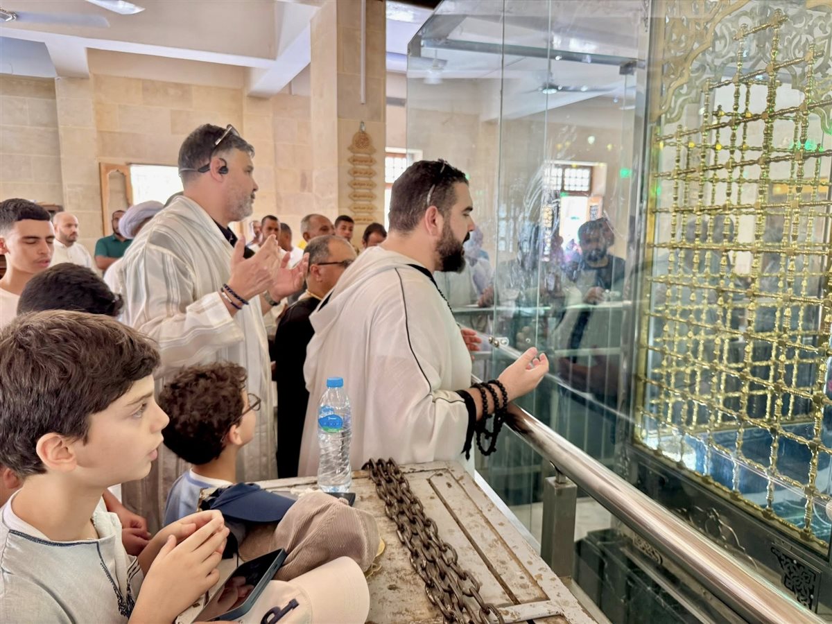 وفد صوفى مغربى يزور ضريح القطب أبوالحسن الشاذلى فى البحر الأحمر