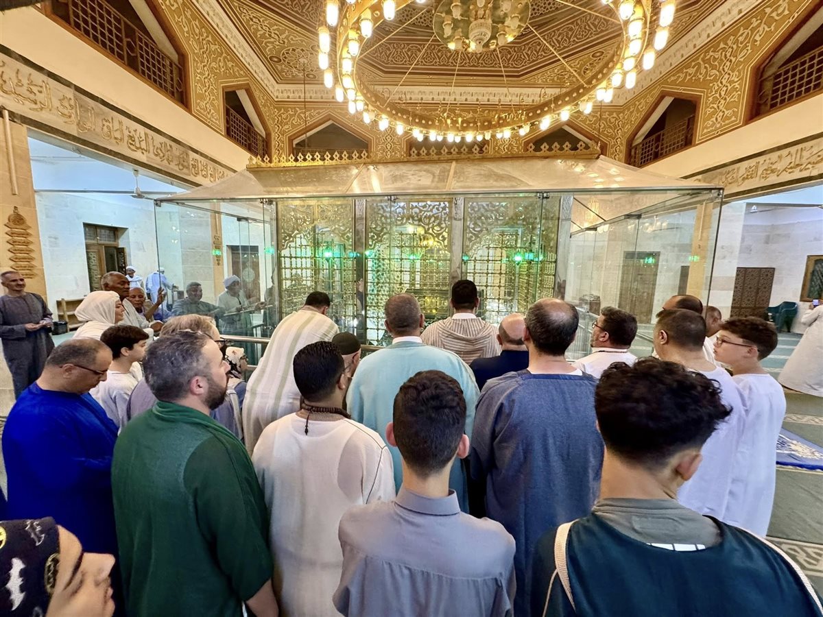 وفد صوفى مغربى يزور ضريح القطب أبوالحسن الشاذلى فى البحر الأحمر