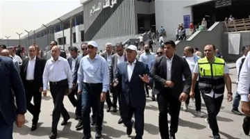 أثناء متابعة التشغيل التجريبي للباص الترددي.. رئيس الوزراء يوقف الجولة لتفقد المحطة النموذجية في السلام