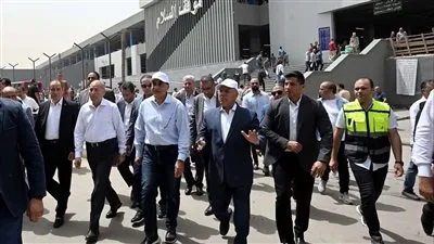 أثناء متابعة التشغيل التجريبي للباص الترددي.. رئيس الوزراء يوقف الجولة لتفقد المحطة النموذجية في السلام أثناء متابعة التشغيل التجريبي للباص الترددي.. رئيس الوزراء يوقف الجولة لتفقد المحطة النموذجية في السلام