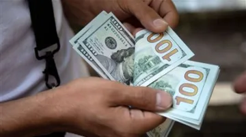 الدولار يحقق ارتفاعًا ويسجل مكاسب للأسبوع الرابع على التوالي