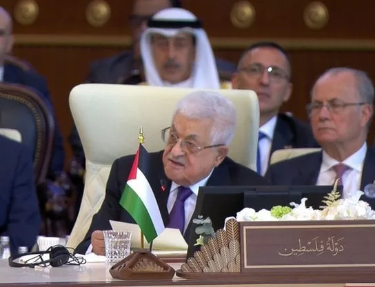 الرئيس الفلسطيني يطالب في قمة بغداد العربية بتبني خطة عربية لإنهاء النزاع في غزة الرئيس الفلسطيني يطالب في قمة بغداد العربية بتبني خطة عربية لإنهاء النزاع في غزة