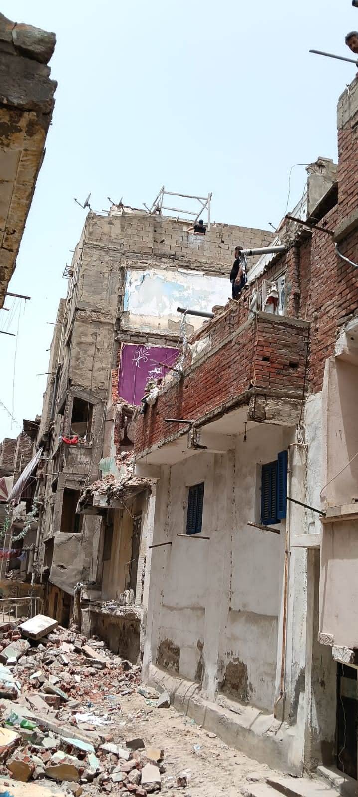 حملات مكبرة لإزالة العقارات الآيلة للسقوط بنطاق حى الجمرك