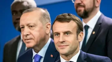 أردوغان يصر على الإمساك بإصبع ماكرون لمدة 13 ثانية رغم محاولاته الفاشلة للهروب