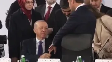 لحظات محرجة في قمة ألبانيا: أردوغان يوقع ماكرون في مصيدة الأصابع