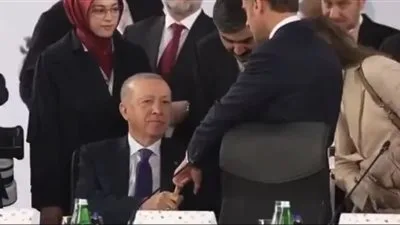 لحظات محرجة في قمة ألبانيا: أردوغان يوقع ماكرون في مصيدة الأصابع لحظات محرجة في قمة ألبانيا: أردوغان يوقع ماكرون في مصيدة الأصابع
