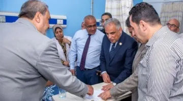 رئيس جامعة طنطا يتفقد طالبات كلية علوم الرياضة للاطلاع على حالتهن الصحية.