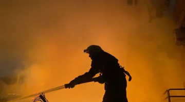 نشوب حريق هائل في مركز لتخزين النفايات بالديوانية