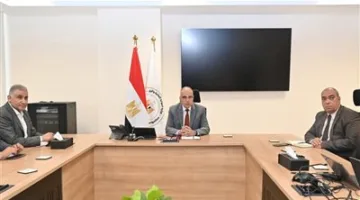 وزير الري يراقب تقدم تسهيل إصدار تراخيص المياه الجوفية