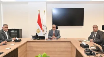 وزير الري يراقب تطورات تسهيل عمليات الحصول على تراخيص المياه الجوفية