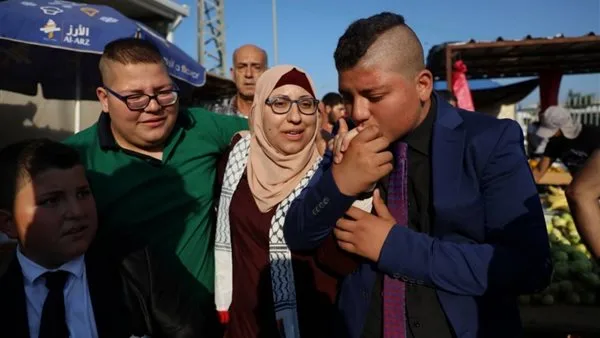 الاحتلال يعيد القبض على الأسيرة المحررة ياسمين شعبان إثر مداهمة منزلها في جنين الاحتلال يعيد القبض على الأسيرة المحررة ياسمين شعبان إثر مداهمة منزلها في جنين